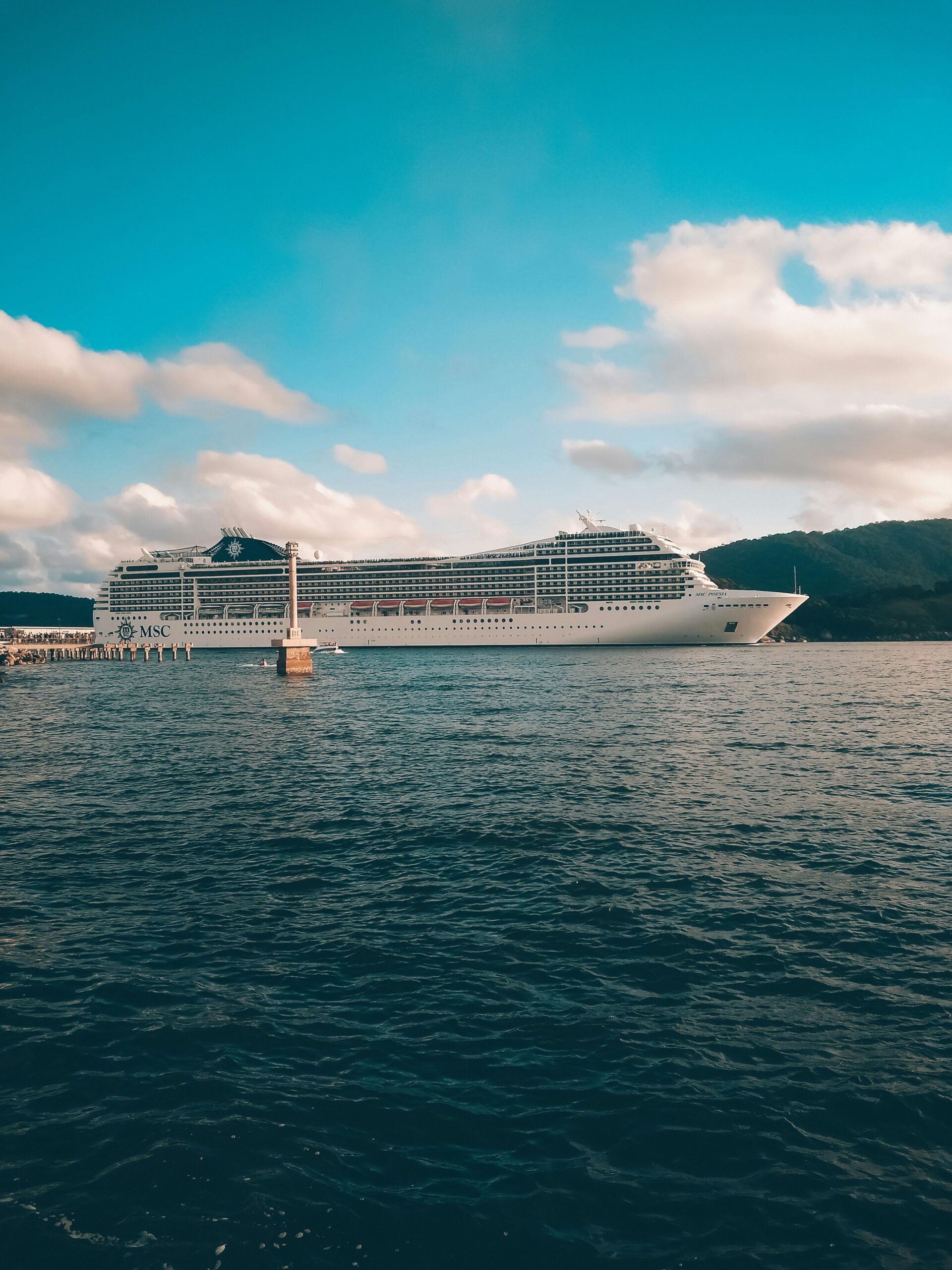 12 Essential Items to Buy for a Cruise